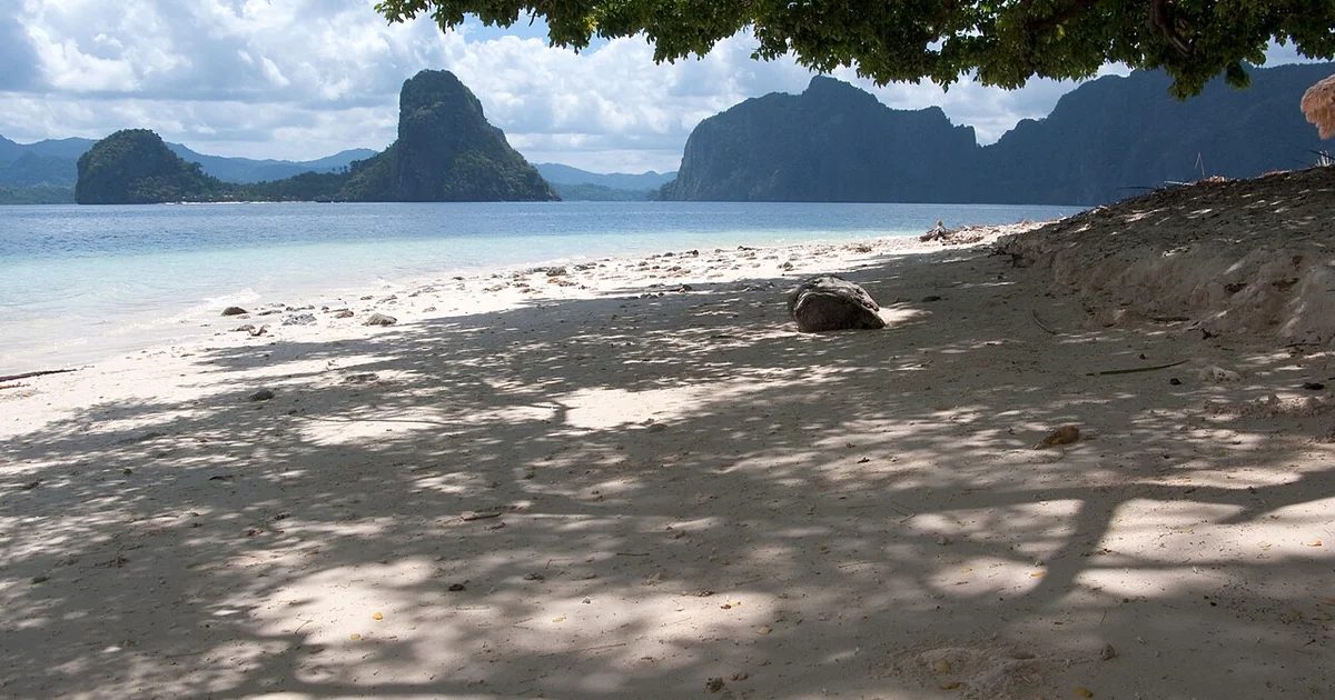 Part of minor tectonic Sunda Plate. Islands, islets, karst formations, limestone towers, remote lagoons, irregular coastlines, coral, crystal clear water, pure tropical bliss. Corong Corong Beach, El Nido, Palawan Island, Philippines.